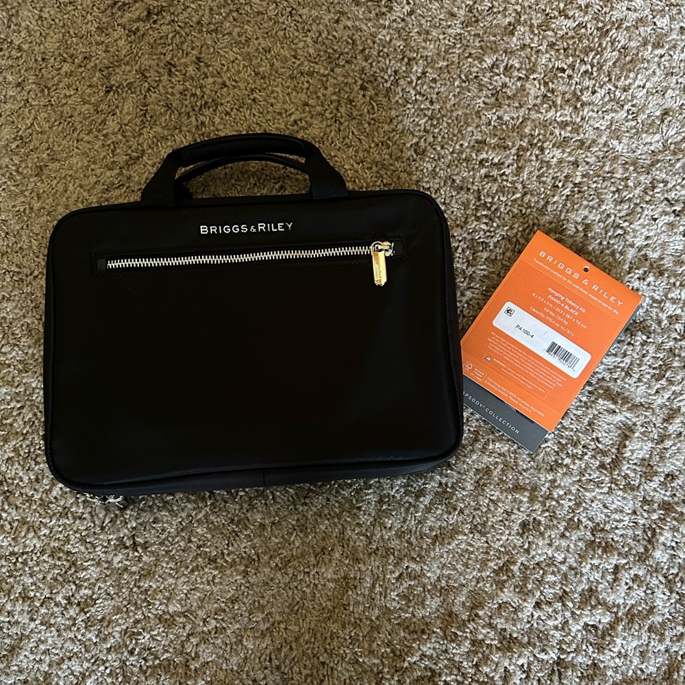 Briggs and Riley travel hanging toiletry kit - black - brand new